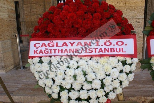 Anıtkabir Mozole Çelenk Tasarımı Kırmızı Beyaz Karanfil 