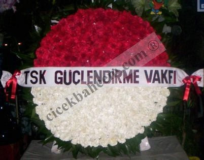 Anıtkabir Mozole Çelenkleri Özel Olarak Kırmızı Beyaz Karanfil Tasarımı