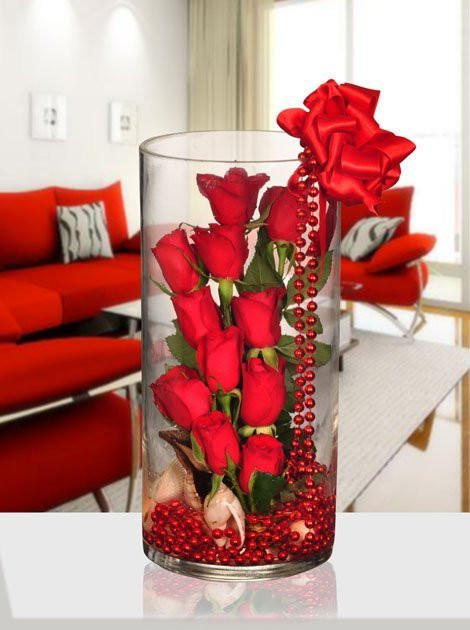 Büyük Cam Vazo içine Hazırlanmış Kırmızı Gül Tasarımı 