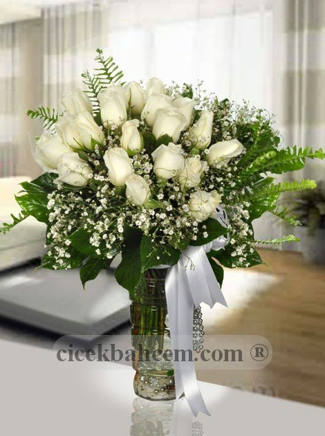 Beyaz 21 Adet Gülün Cam Vazo İçerisine Tasarımı