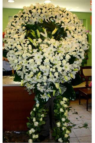 Beyaz Gül ve Lilyumdan Hazırlanmış Cenaze Çelenkleri