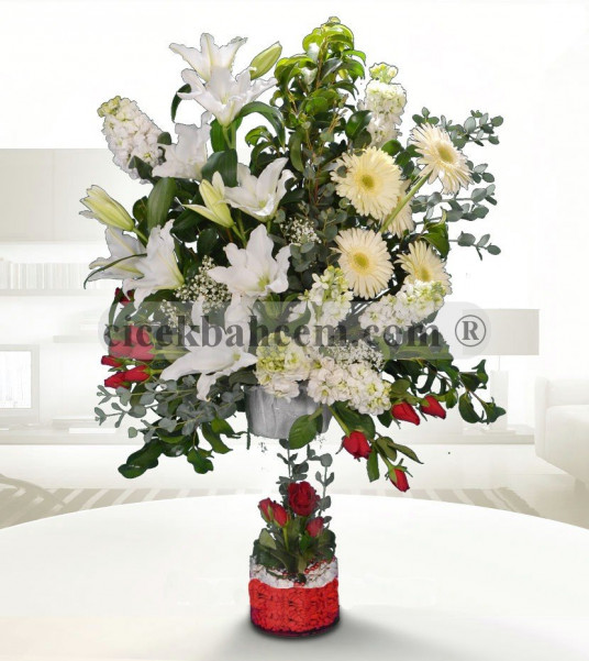 Beyaz Lilyum,Gerbera,Gül Çiçeklerinden Hazırlanmış Tasarım