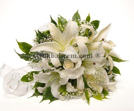 Beyaz Lilyum ve Kokulu Güller Eşliğinde Yapılmış Gelin Buketi