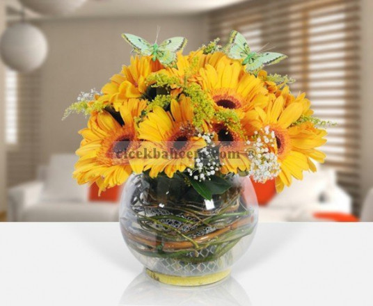 Cam Fanus İçine Sarı Gerbera Çiçeklerinden Hazırlanmış Aranjman