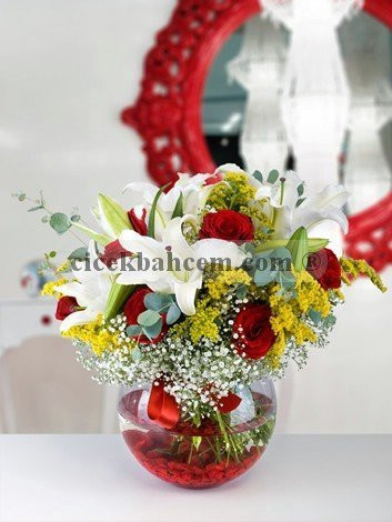 Cam Fanusta 5 Adet Kırmızı Gül ve Beyaz Kokulu Lilyum Tasarımı 