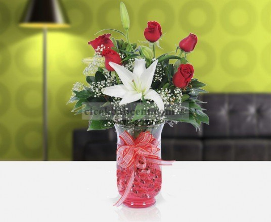 Cam Vazo İçine Beyaz Kokulu Lilyum ve 5 Adet Kırmızı Gül Arajmanı 