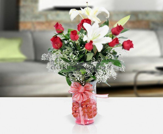 Cam Vazoda 11 Aded Kırmızı Gül ve Kokulu Lilyum Aranjmanı