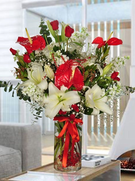 Cam Vazoda 11 Adet Kırmızı Gül ve Antorium Aranjmanı