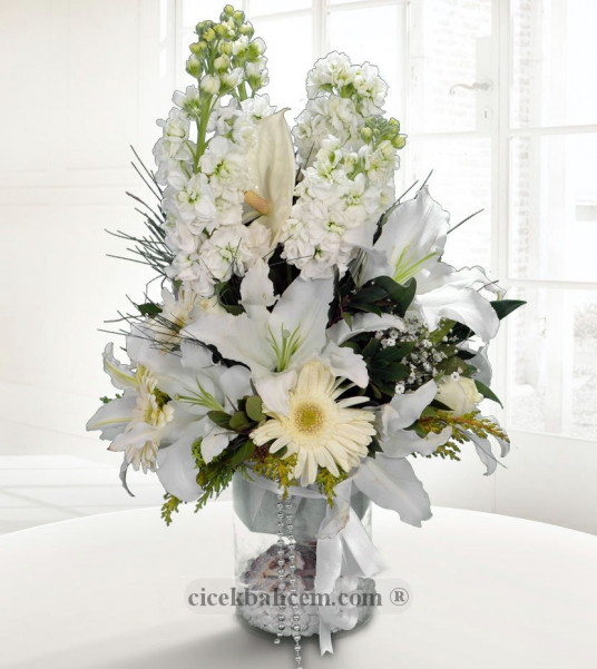 Cam Vazo Beyaz Gerbera ve Kokulu Lilyum Aranjmanı