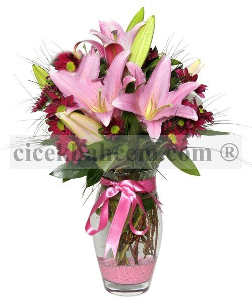 Cam Vazoda Pembe Lilyum ve Bordo Kır Çiçekleri Tasarımı 