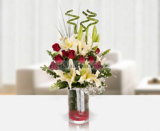 Cam Vazoya 11 Adet Kırmızı Gül, Beyaz Lilyum Bambu Aranjmanı