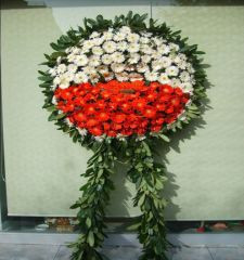 Cenaze İçin Hazırlanmış Kırmızı Cenaze Çiçeği