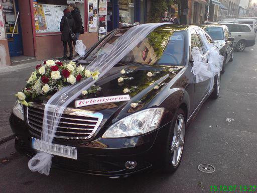 Düğün Arabası Süsleme Beyaz Tül ve Kırmızı Beyaz Güller 