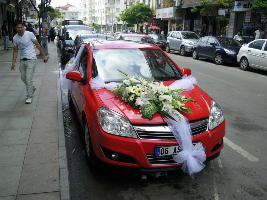 Düğün Arabası Süsleme Beyaz Tül Mevsim Çiçekleri 