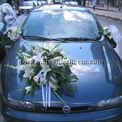 Beyaz Çiçekler Kullanılarak Hazırlanmış Gelin Arabası