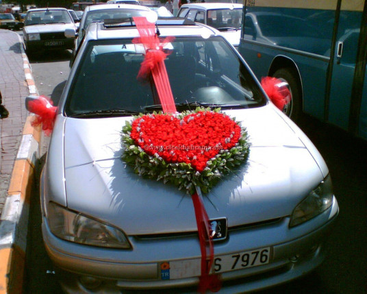 Gelin Arabası Süsleme Kırmızı Güllerden Kalp Yapımı