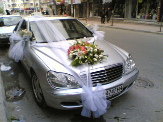 Gelin Arabası Süsleme Beyaz Tül Kullanımı ve Beyaz Çiçekler