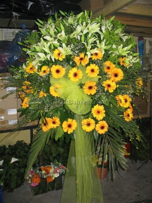 Gerbera Lilyum Çiçekleri İle Hazırlanmış Düğün Nişan Açiliş Ferforje Çiçekleri