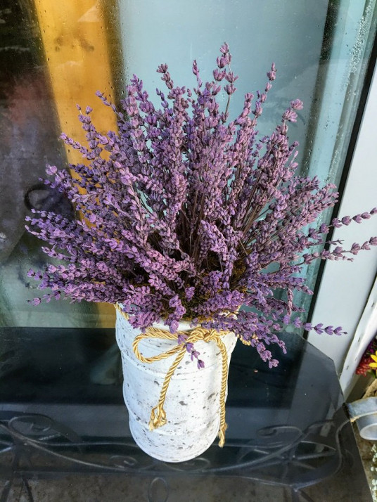  Kokulu Mor Lavanta Aranjmanı Taş Vazoda