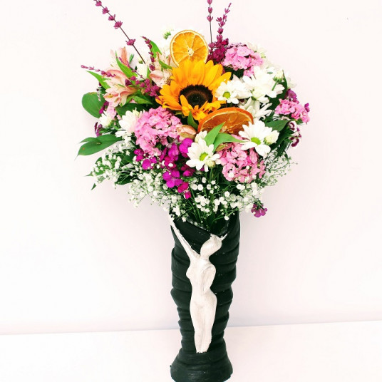 Özel Tasarım Vazoda Bahar Çiçekleri