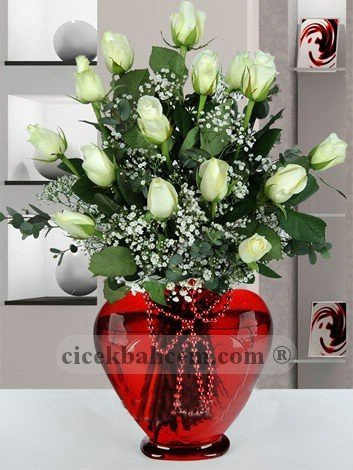 Kalp Vazoda 15 Adet Beyaz Gül KALP102