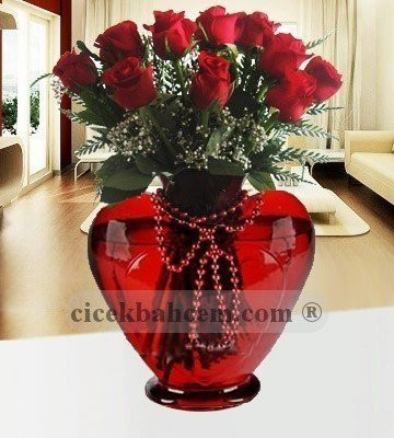 Kalp Vazoda 9 Adet Kırmızı Gül
