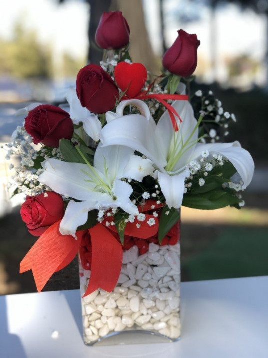 Kare Vazoda Kırmızı Gül ve Beyaz Lilyum Aranjmanı