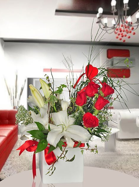 Kare Seramik Vazoda 5 Kırmızı Gül ve Lilyum