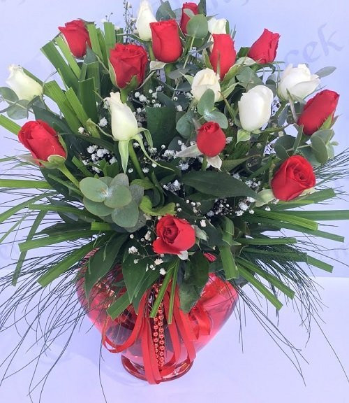 KALP VAZO İÇİNDE 15 ADET KIRMIZI VE BEYAZ GÜL SUNUMU