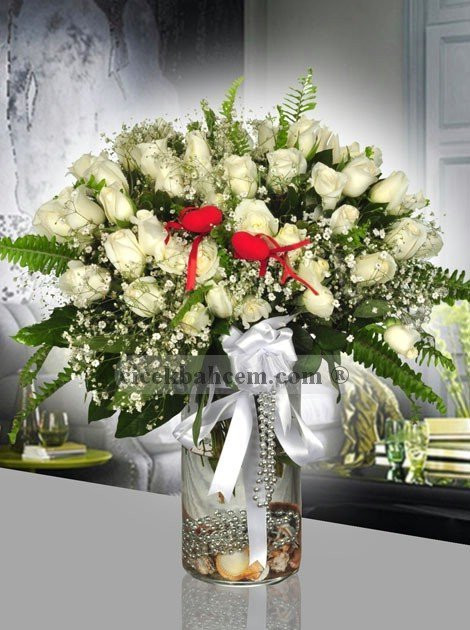 Konik Cam Vazoda İçine Şahane 45 Adet Beyaz Gül Aranjmanı