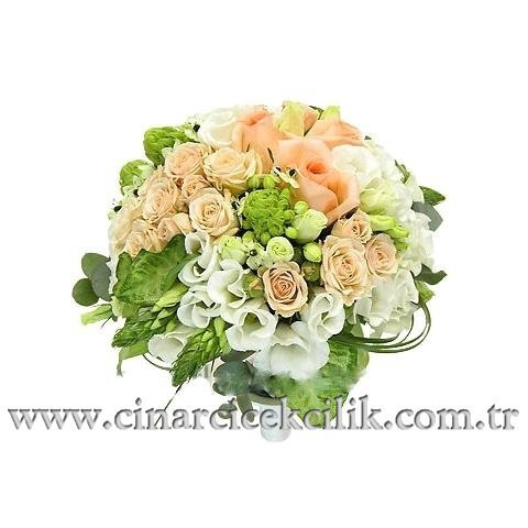 Krem Renkli Güller ve Beyaz Lisyantus Çiçekleri