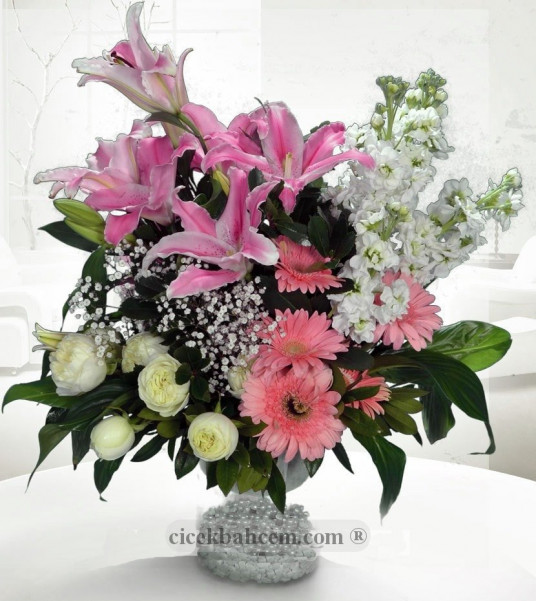 Lilyum, Gerbera ve Beyaz Güller Hazırlanmış Aranjman, 