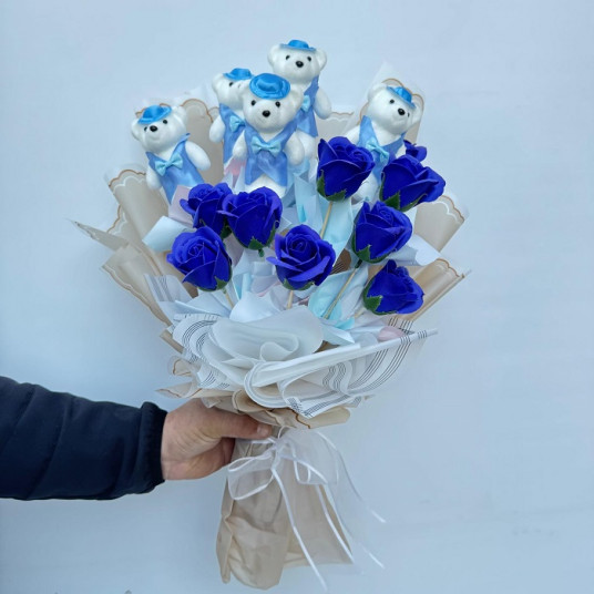 Mavi Yelekli Ayıcık ve Gerçek Görünümlü Mavi Gül Buketi – Özel Tasarım Hediye