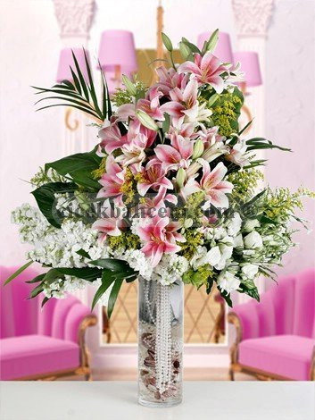 Pembe Lilyum ve Beyaz Şebboy Çiçekleri İle Hazırlanmış Şık Bir Tasarım
