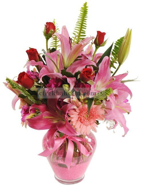 Pembe Lilyum ve Gerbera Çiçekleri ve 5 Adet Kırmızı Gül Aranjman