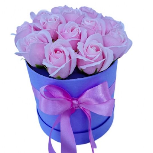 Solmayan Zarafet: 13 Adet Pembe Yapay Gül Tasarımı