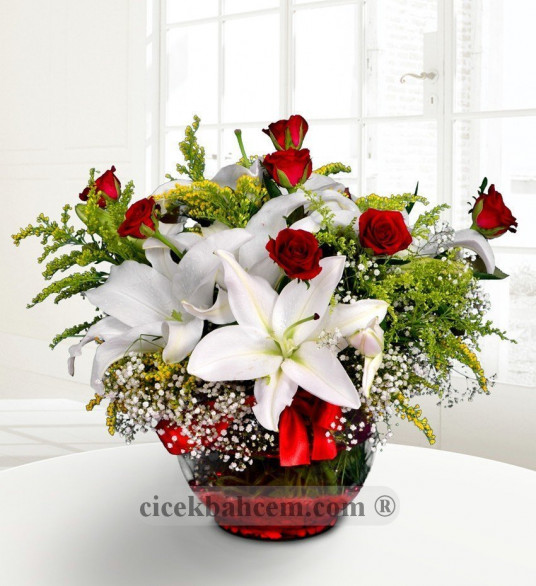 Cam Vazoda Kırmızı Gül ve Beyaz Lilyum 7 adet Kırmızı Gül