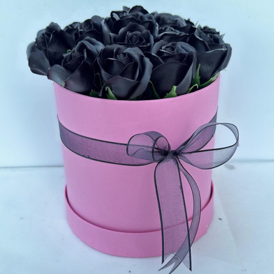 Kutuda 17'li İthal Siyah Gül Aranjmanı - Özel ve Etkileyici Hediye