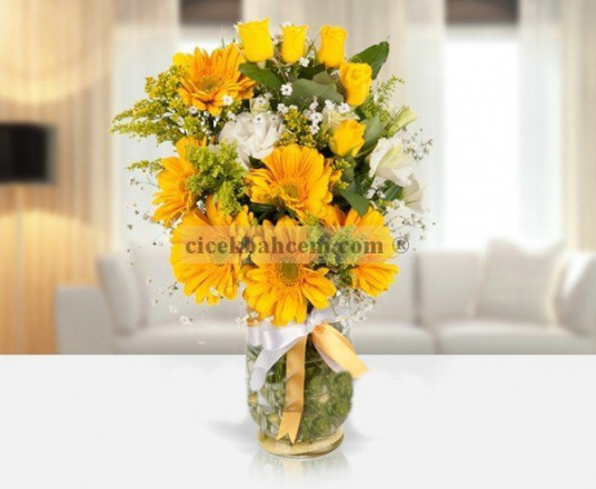 Sarı 7 Adet Gül ve Sarı Gerbera Çiçekleri İle Hazırlanmış Tasarımı 