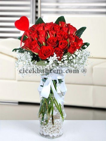 Silindir Cam Vazo İçerisine 21 Adet Kırmızı Gül Tasarımı