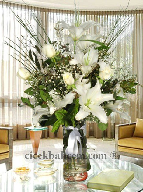 Silindir Cam Vazoda Beyaz Gül ve Kokulu Lilyum CAM106