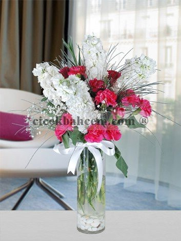 Silindir Cam Vazoda Kokulu Şebboy ve Pembe Karanfil Aranjmanı 