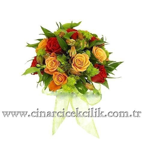 Turuncu Gül ve Kırmızı Güller Eşliğinde Kır Çiçekleri Gelin Buketi