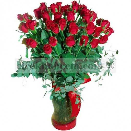 Uzun Cam Vazo İçerine Uzun Boylu 51 Adet Kırmızı Gül Aranjmanı