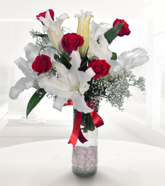 Vazoda Kırmızı 5 Adet Gül ve Beyaz Lilyum SA426