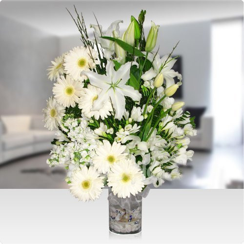 Yüksek Silindir Cam Vazoda Beyaz Kokulu Lilyum Aranjmanı