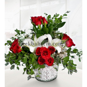 12 Adet Kırmızı Gülün Cam Vazoda Sunumu