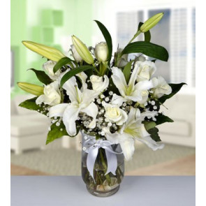 7 Adet Beyaz Gül ve Kokulu Lilyum Tasarımı