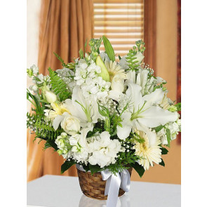 Örme Sepet İçine Beyaz Kokulu Lilyum ve Mevsim Çiçekleri Aranjmanı