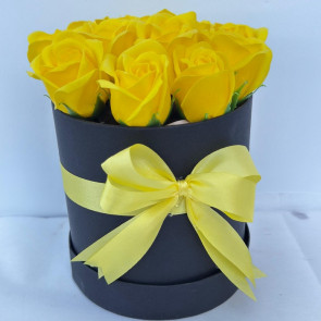 13 Adet Gerçek Görünümlü Sarı Gül - Siyah Kutuda
